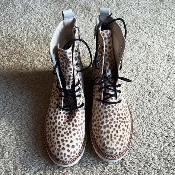 Dolce Vita Avena animal print calf hair Chukka lace up boot size 8.5 brown beige - Picture 2 of 9